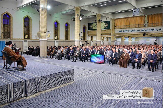دیدار جمعی از تولیدکنندگان و فعالان اقتصادی با رهبر انقلاب