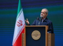 هر مسئله‌ای که به مثابه تحریم داخلی برای فعالان اقتصادی مزاحمت ایجاد کرده را رفع می‌کنیم