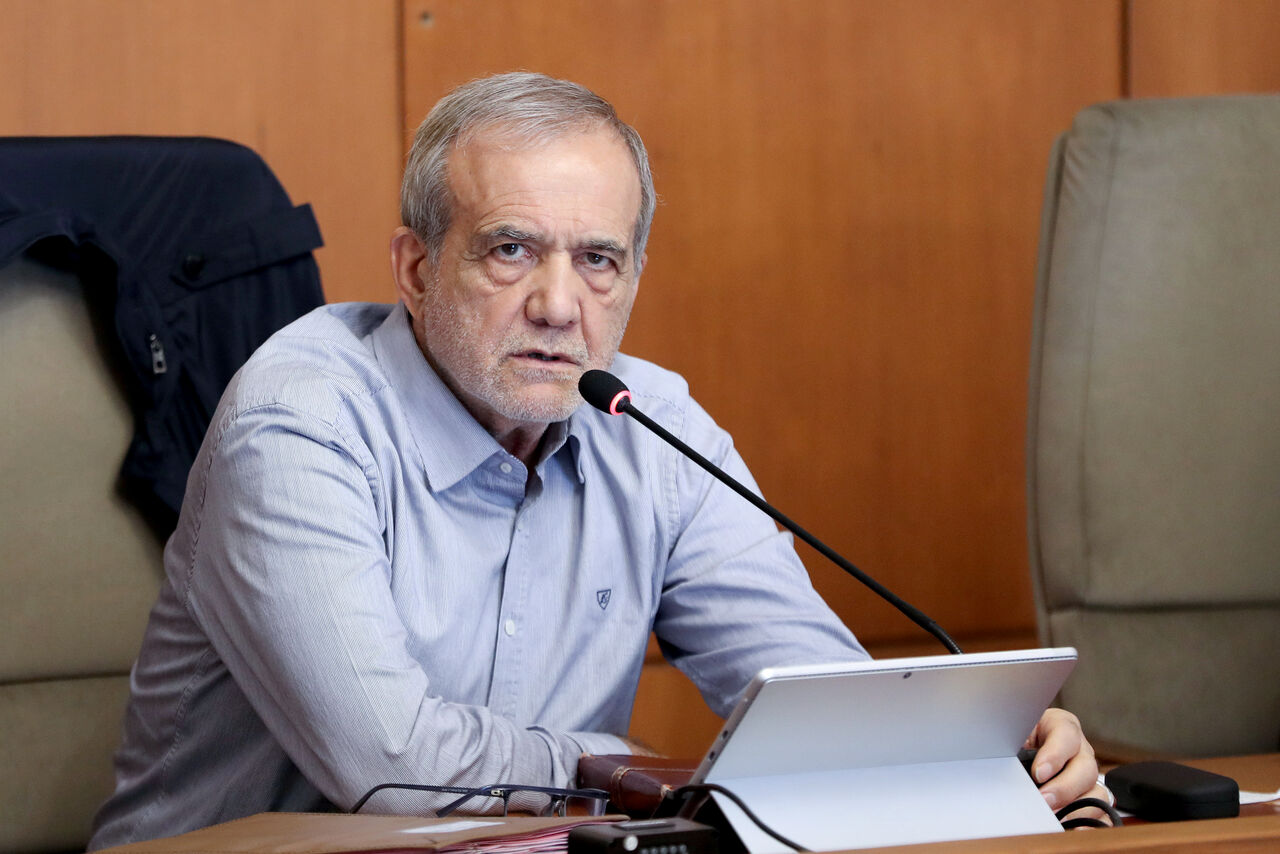 پزشکیان: اگر مصرف تولیدات داخلی بهینه نشود، خودروسازان اجازه ادامه تولید نخواهند داشت