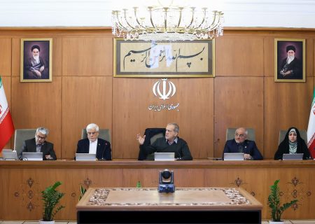 رئیس‌جمهور: نباید پست و مقام مبنای دریافت حقوق باشد/ ضرورت سامان دادن به ناترازی منابع