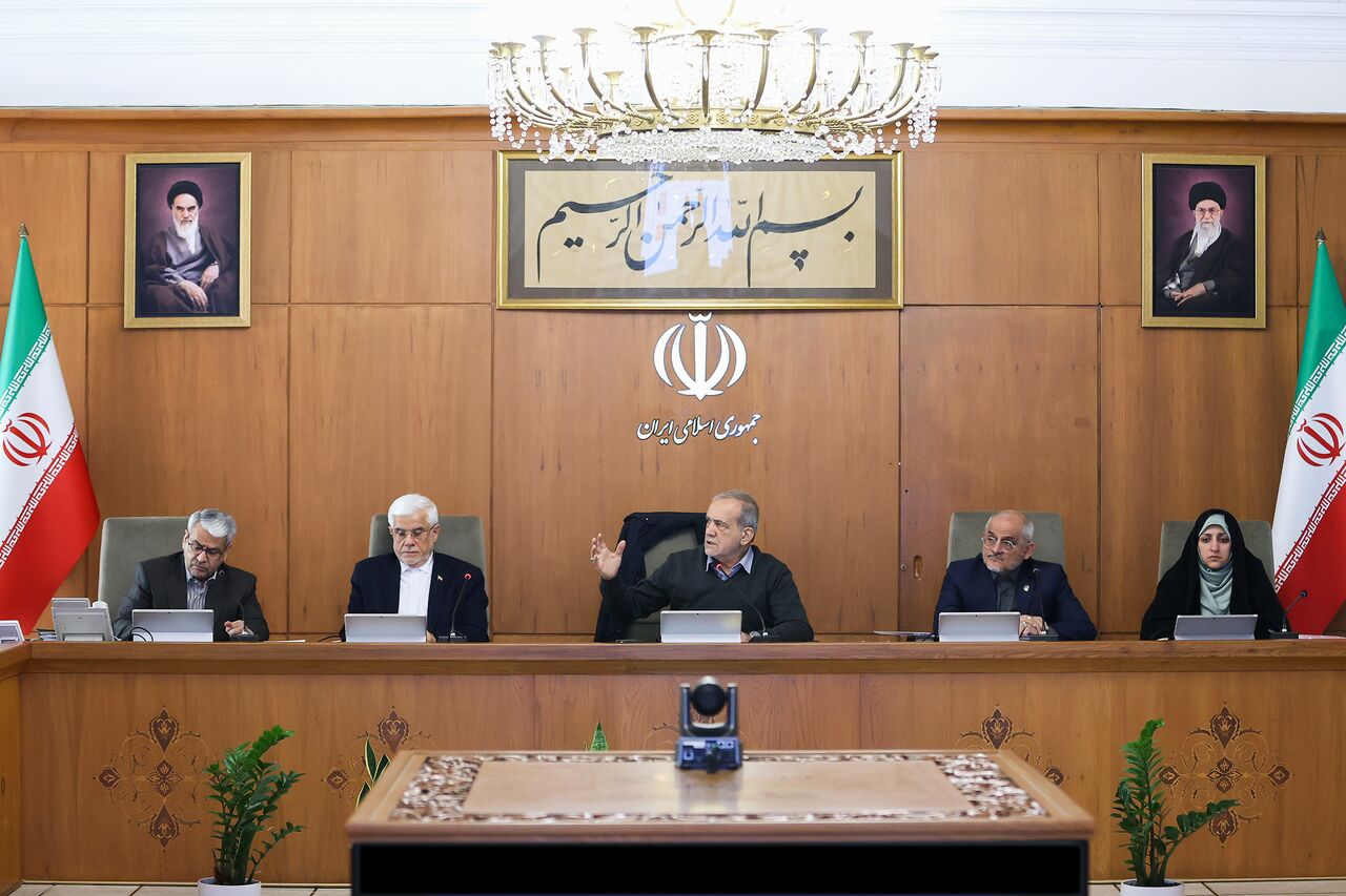 رئیسجمهور: نباید پست و مقام مبنای دریافت حقوق باشد/ ضرورت سامان دادن به ناترازی منابع