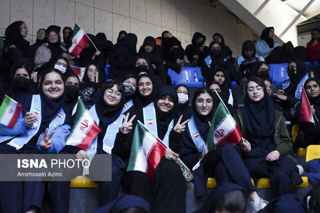 دیدار جمعی از رأی اولی‌ها و خانواده‌های شهدا با رهبر انقلاب