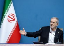 پزشکیان: برخی سعی می‌کنند تقصیرات را گردن وزیر اقتصاد بیاندازند/نباید در میدان دشمن بازی کنیم