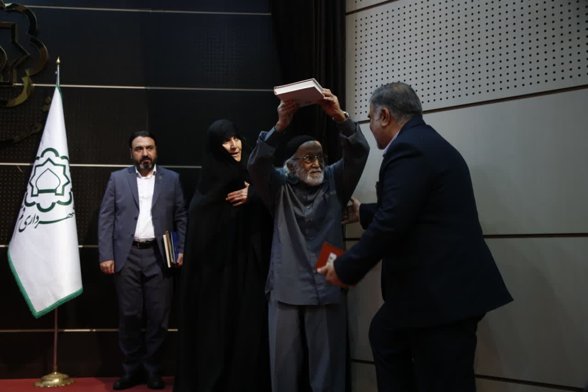 شهردار قم با استقبال خانواده شهدا، کار خود را آغاز کرد